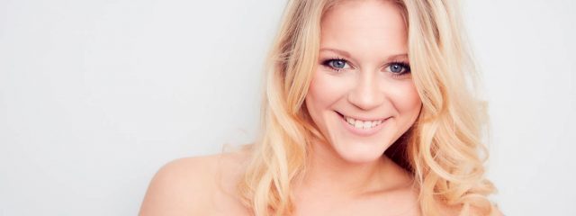 Julia Lindholm singt ABBA